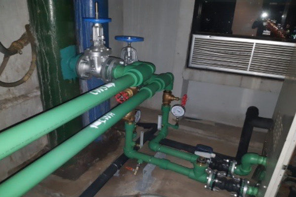 งานเปลี่ยนท่อน้ำระบายความร้อนระบบปรับอากาศ ( AHU ) จากท่อเหล็กดำเป็นท่อ PPR